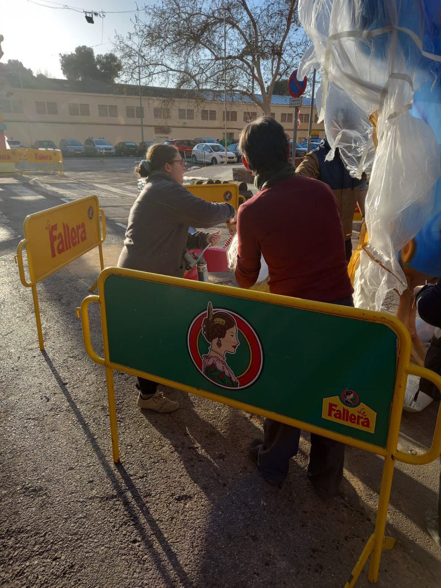 FallaStaCruzTfe's tweet photo. Ángela y su equipo plantando nuestra fallita infantil  #Fallas2024 #FSCT24 https://t.co/QrLSa3fJWq