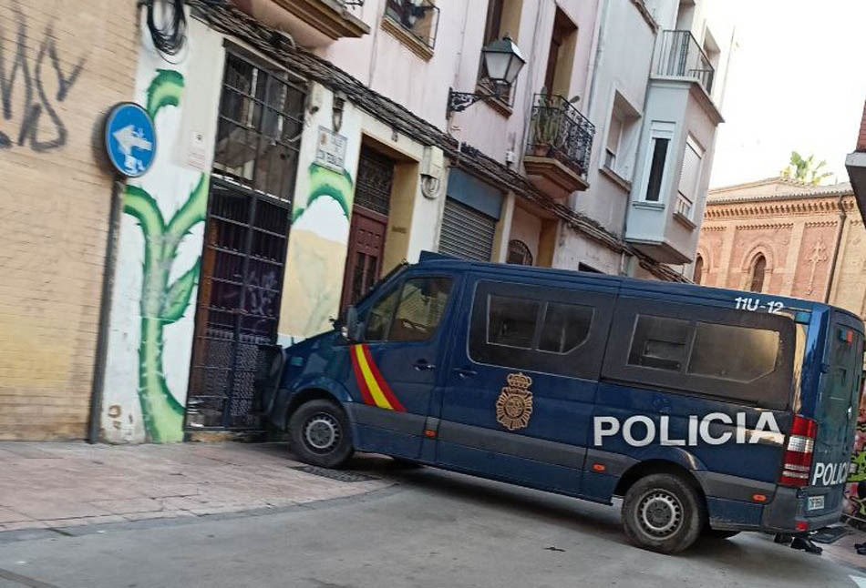 En 24 horas, se ha desalojado <a href="/LaFerroviaria_/">CSOA La Ferroviaria</a> Madrid, <a href="/l_obrera/">L'Obrera</a>  Sabadell, hoy el CSO Loira, en Zaragoza.
Una auténtica ofensiva contra los espacios bajo control proletario de la mano de un Estado que acentúa su represión. Seamos conscientes.
Todo nuestro apoyo a las compañeras.