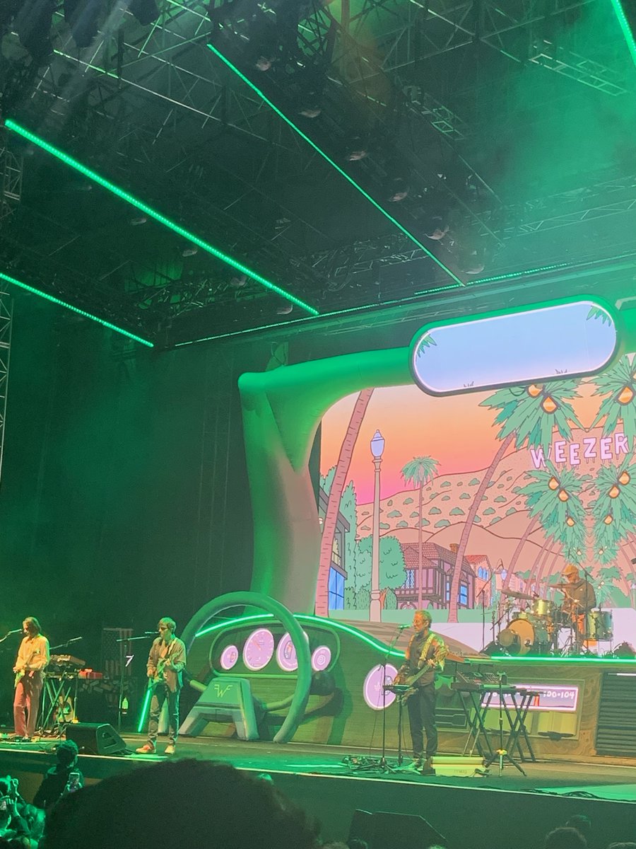 bubblespikmin's tweet photo. Brightest Blue and Gold: One of my favorite memories at Cal was getting to see Weezer at the Greek Theater this past Fall semester!   Such an amazing way to start off the semester 🎸🥁🎤🎶 -Marie Rosales #TIOatCal #CalBigGive https://t.co/h5HxUemm3D