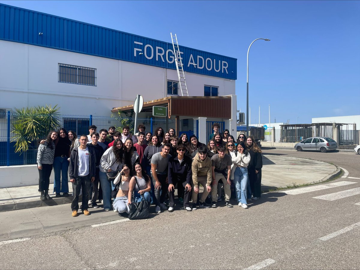 CUMe_UEx's tweet photo. Estudiantes del Grado de Ingeniería en Diseño Industrial y Desarrollo de Productos del @CUMe_UEx han visitado #ForgeAdour, en Villafranca de los Barros. Esta empresa produce productos a partir de planchas de acero. También han visitado el @MuseodeOlivenza y el del Vehículo https://t.co/kFIEQztXG5