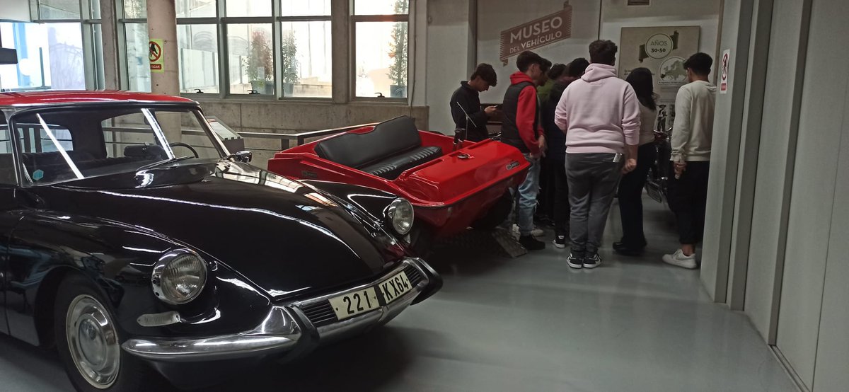 CUMe_UEx's tweet photo. Estudiantes del Grado de Ingeniería en Diseño Industrial y Desarrollo de Productos del @CUMe_UEx han visitado #ForgeAdour, en Villafranca de los Barros. Esta empresa produce productos a partir de planchas de acero. También han visitado el @MuseodeOlivenza y el del Vehículo https://t.co/kFIEQztXG5