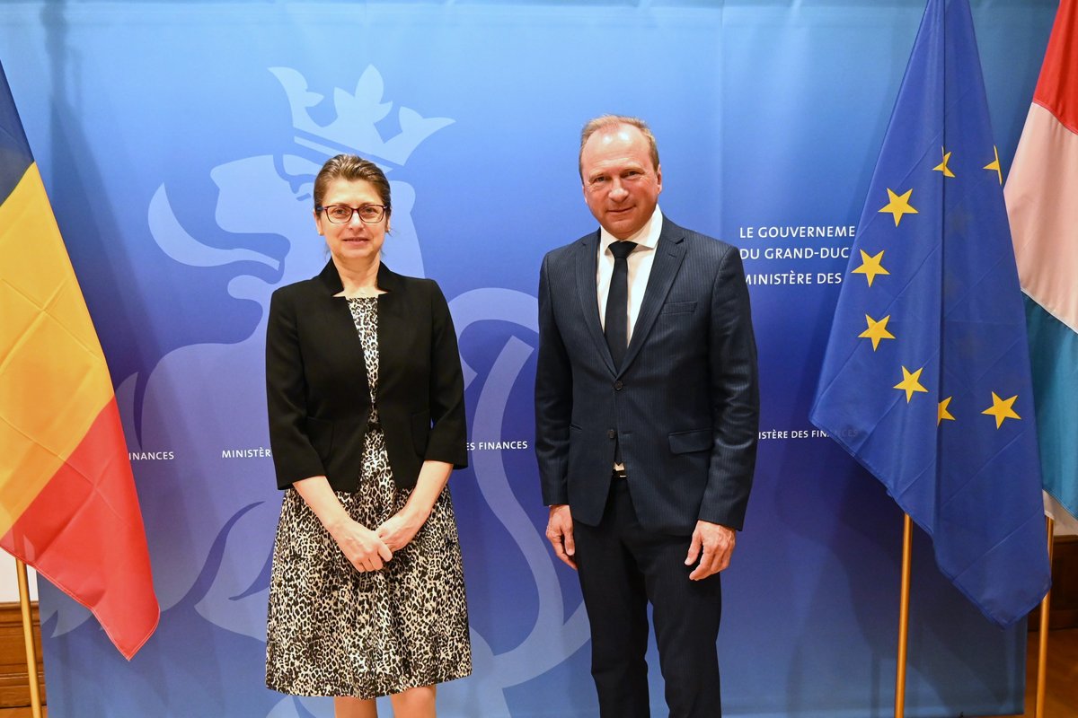 Minister @RothGilles today met the Ambassador of #Romania 🇷🇴, H. E. Livia RUSU, to discuss bilateral relations and the current macroeconomic environment. @ALivia_Rusu @gouv_lu @MAERomania