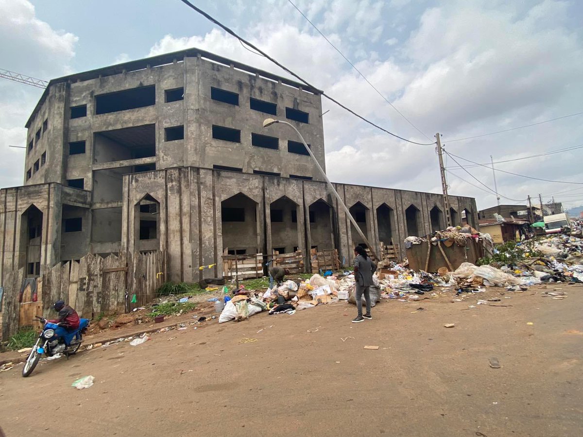 cfootcameroun's tweet photo. Les reporters de CFOOT se sont rendus hier à Yaoundé pour s’assurer de l’effectivité de la reprise des travaux sur le futur siège de la Fédération Camerounaise de Football.

Nos reporters sur place confirment que malheureusement, RIEN n’a avancé. 🚧❌ https://t.co/CkHL9lrtvw