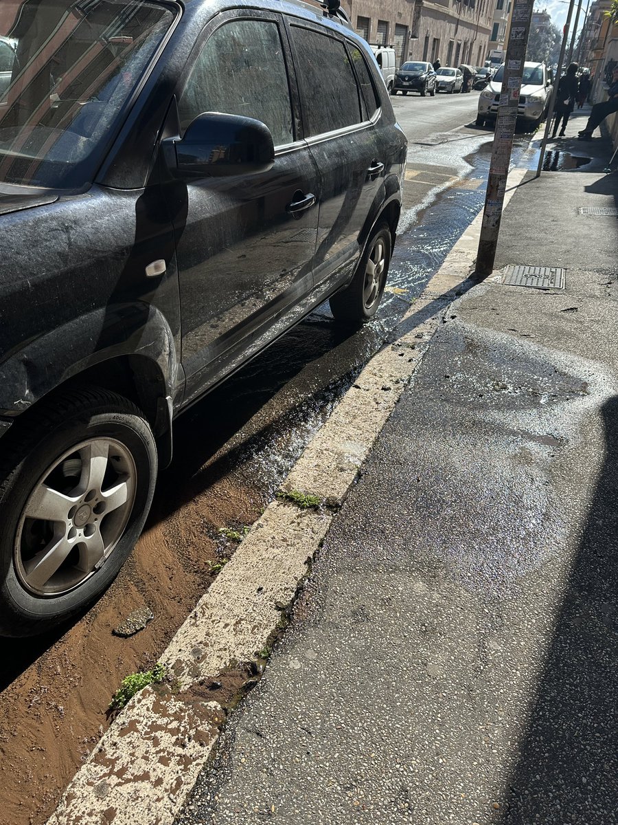 Roma, via latina 226. C’è una perdita d’acqua importante, si sta allagando tutta la strada. Segnalata alle 6 ad @AceaGruppo e @comuneroma . Qualcuno se la sente di intervenire?