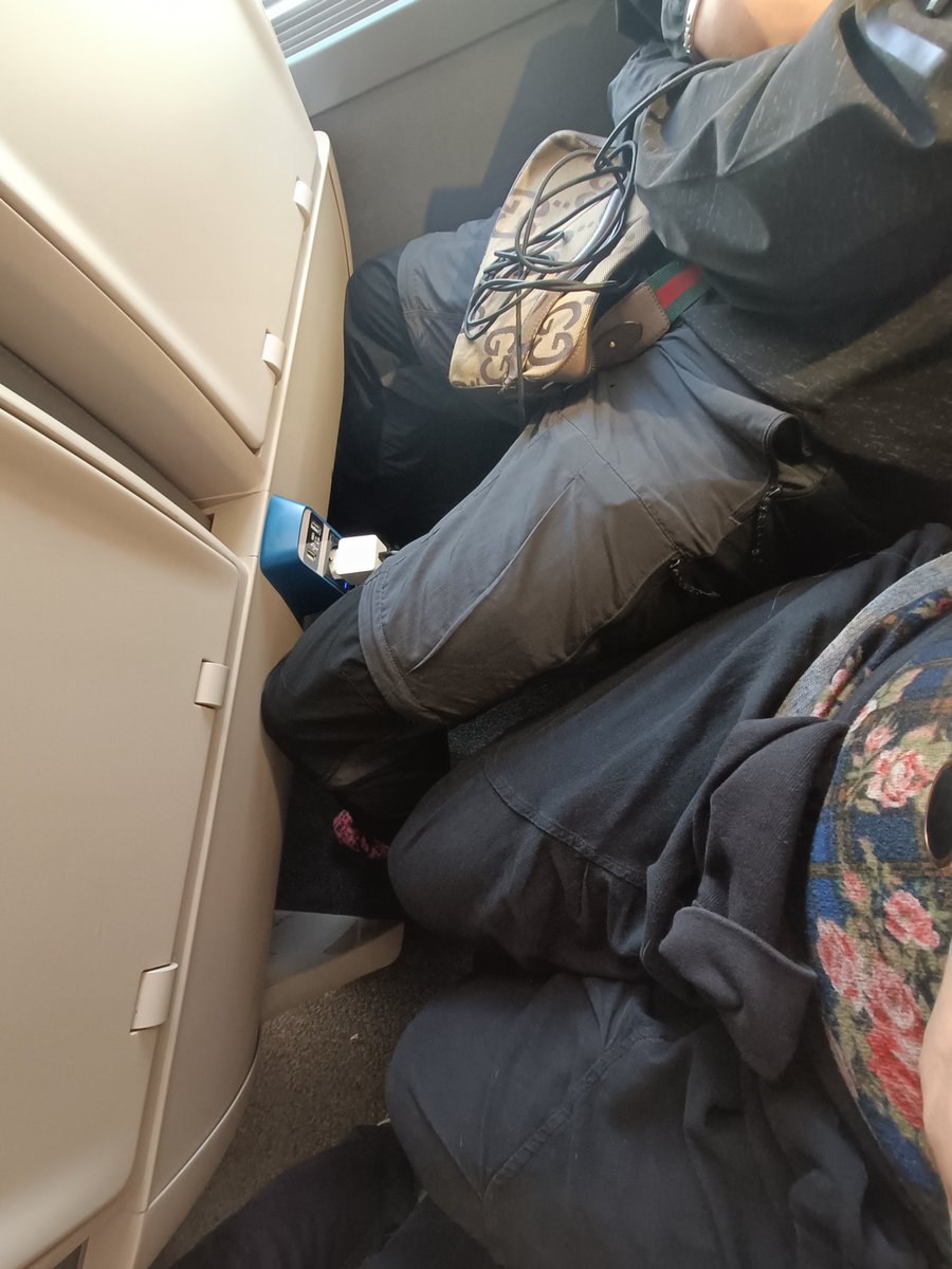 Dites <a href="/SNCFVoyageurs/">SNCF Voyageurs</a>, vous n'avez jamais pensé à faire des voitures spéciales « Couilles de cristal » ? Je suis certaine qu'il y a un marché !