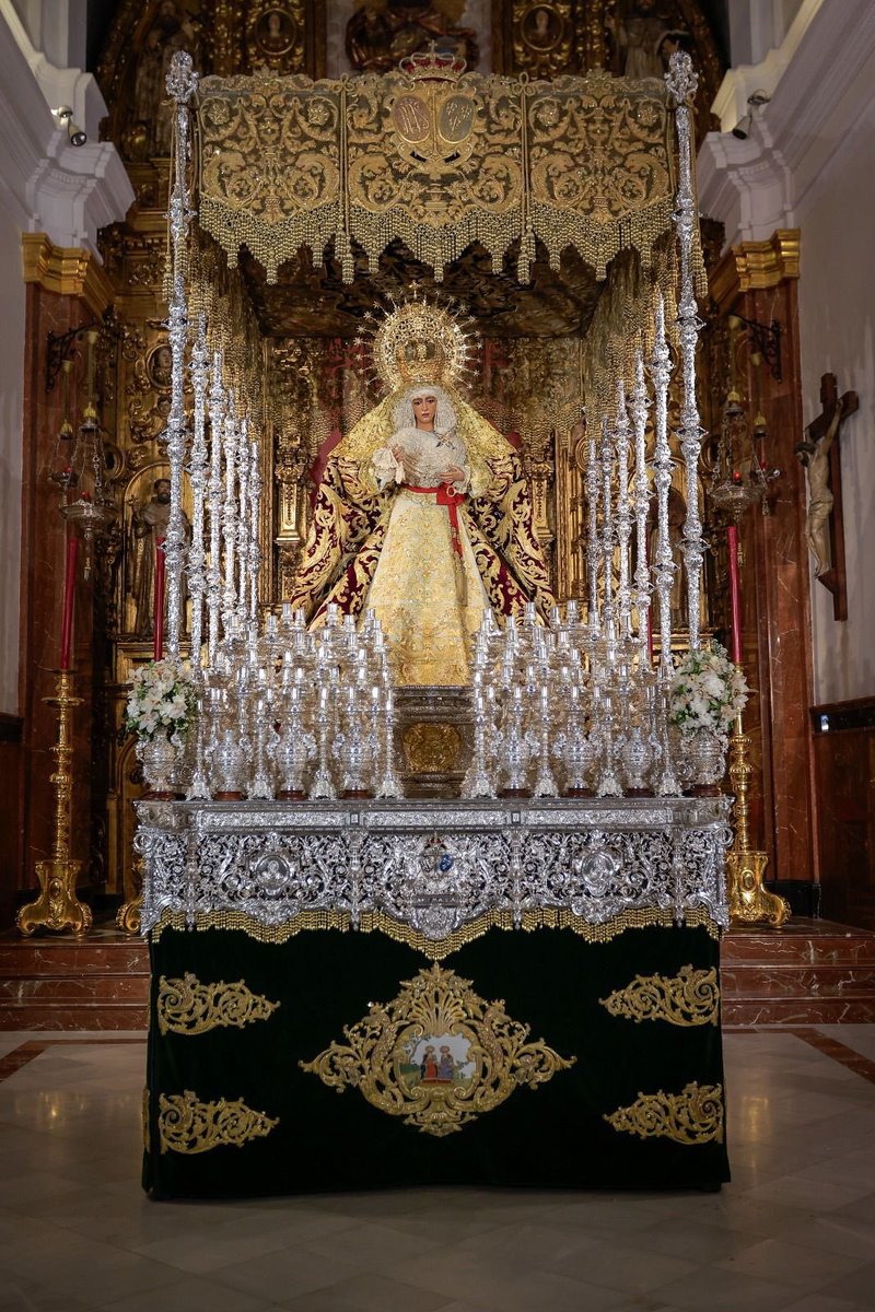 PasionDeSevilla's tweet photo. La Esperanza de Triana, ya está en su palio.

#SSantaSevilla24 https://t.co/asYLT2B8Yy