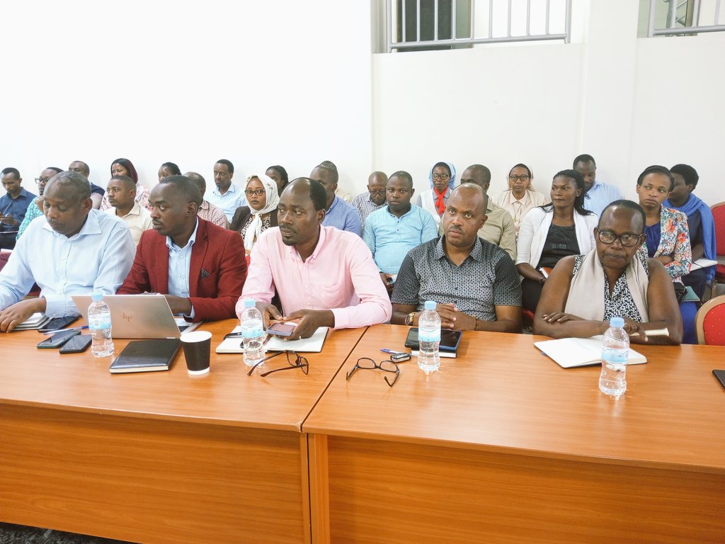 NyanzaDistrict's tweet photo. Abagize Komite Nyobozi, Abanyamabanga Nshingwabikorwa b'Imirenge, Abayobozi b'ibigo nderabuzima,  abayobozi ba SACCO ndetse n'abayobozi b'amashami mu Karere bari guhabwa amahugurwa ku mitangire ya serivisi. Ni amahugurwa yateguwe na @GovernanceRw. @Erasmen https://t.co/RUgT0o6NVY