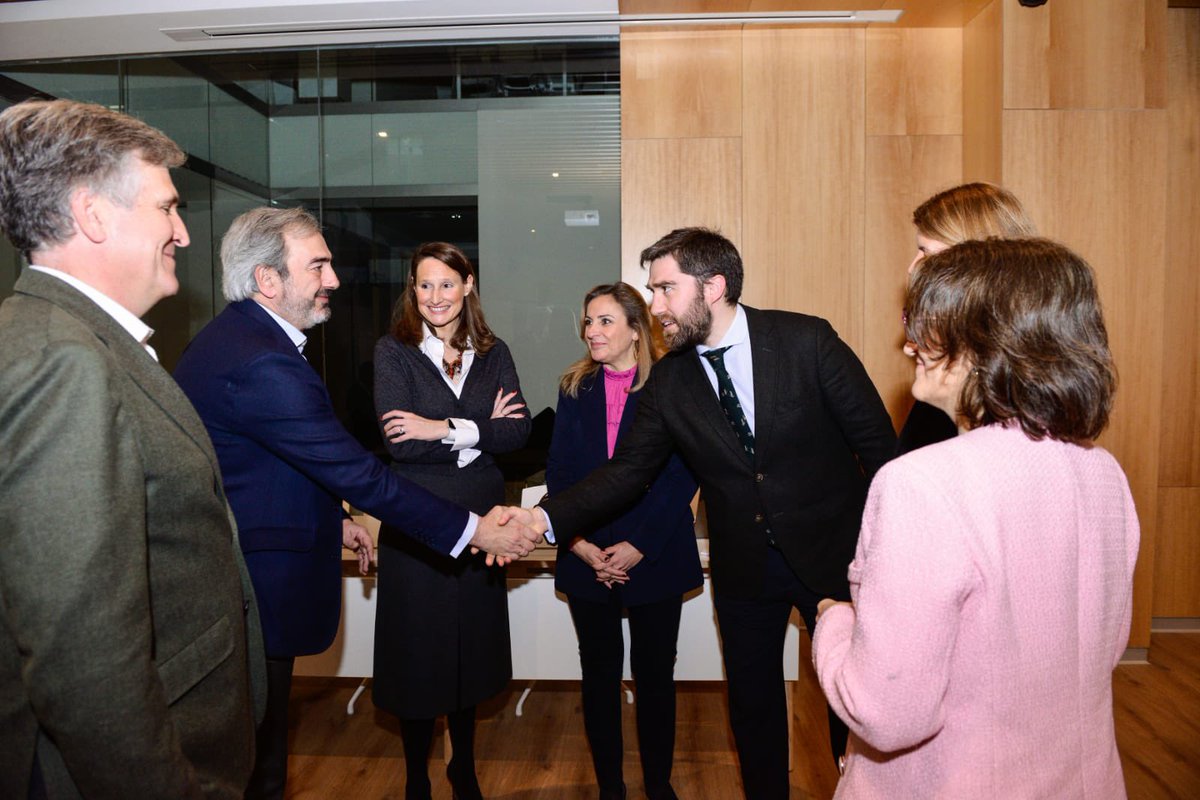 ideva_agencia's tweet photo. El encuentro prosigue con la mesa redonda bajo el título ‘El buen gobierno corporativo en la empresa. La importancia del plan estratégico con Nuria Laheras de #tfab, María Tamariz de @SaenzSSI y Alfonso Jiménez de @cascajares_es
Modera: Rafael Albarran @EY_Spain https://t.co/ldxl1he2aM
