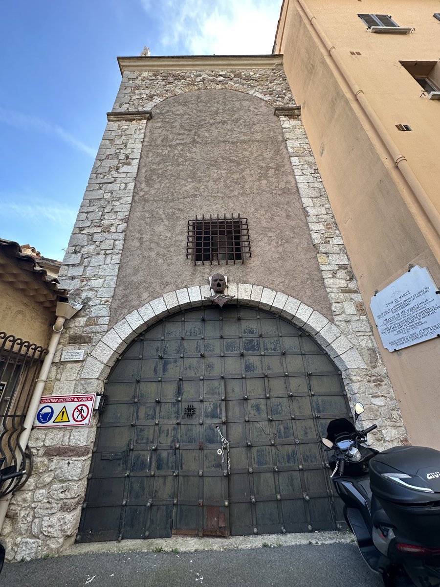 ENortonHistory's tweet photo. The 12thC Tour du Masque in the Old Town in Cannes. Legend has it that the famous Man in the Iron Mask, who was imprisoned off the coast of Cannes escaped and hid here, where his ghost now haunts. No actual evidence, but a fascinating looking tower #cannes #manintheironmask https://t.co/uMXeIOR9Kp