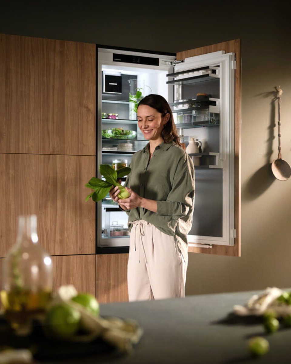 Did you know that your Liebherr #fridge seamlessly blends into your integrated kitchen panels, keeping the design in the spotlight? But what surprises lie behind that appliance door? #kitchendesign #Liebherr #appliances