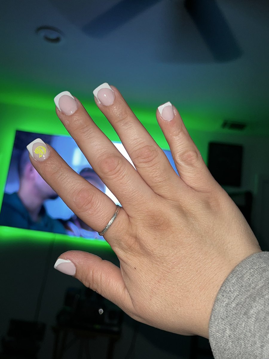 phattygabi's tweet photo. who gives themselves an acrylic overlay at 1am ? …this girl 🤭 (I couldn’t sleep)
definitely still need more practice , not bad for doing it with my non dominant hand https://t.co/pCUX4jxvp6