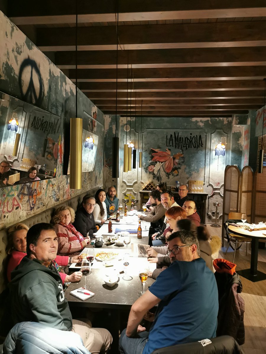 Con algunos días de retraso, dejamos por aquí una foto del fructífero encuentro que mantuvimos con el poeta @gtorrego sobre 𝘮𝘰𝘳𝘵𝘢𝘭, su último libro. Muchas gracias a todas las que os acercáis a #LaMaladicha el último jueves de cada mes, sin vosotras, esto sería imposible ✨