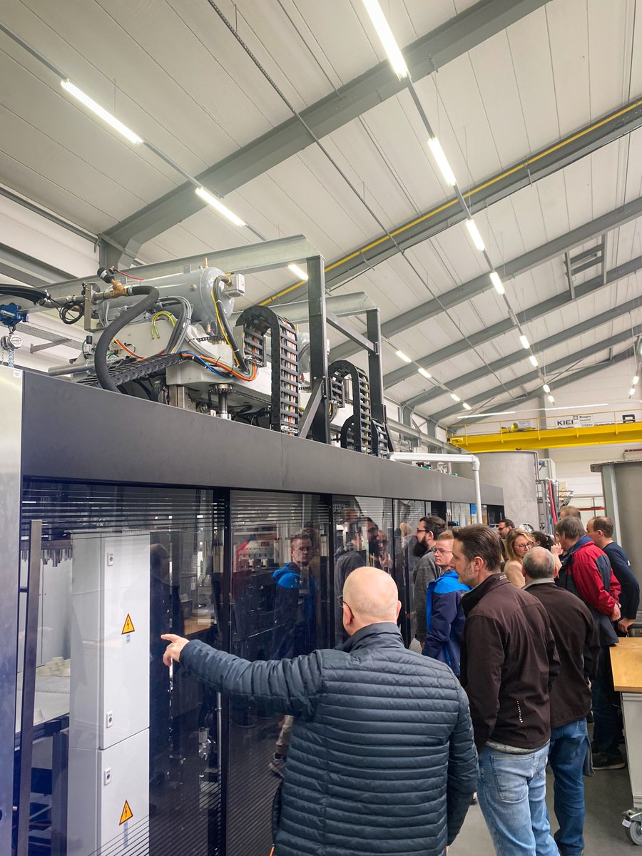 KiefelGmbh's tweet photo. π #Teamwork at its best! πͺ Welcome to our colleagues from Kiefel Packaging Austria at our headquarters in Freilassing!
Let's keep the team spirit going for future collaborations!
#TeamKiefel #BeTheFuture #DrivingYourPerformance https://t.co/HrC0BZf8G4