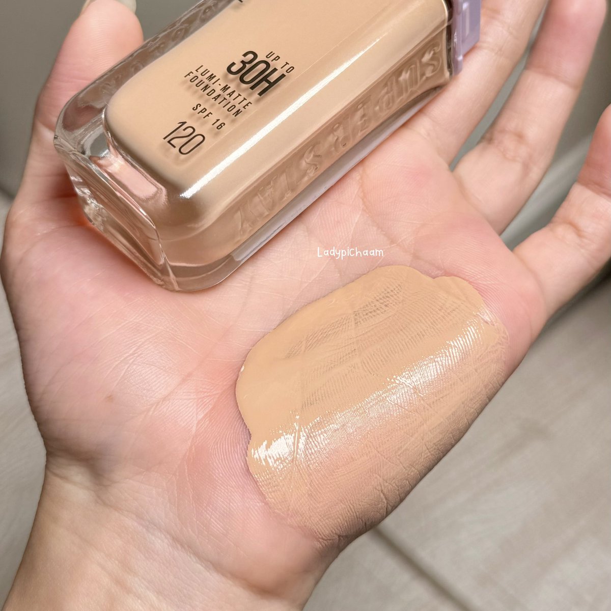 ladypichaam's tweet photo. เป็นเนื้อรองพื้นที่ดีเกินคาด นี่ชอบรุ่นนี้ที่สุดเลยตั้งแต่ใช้ของ Maybelline มา Lumi Matte #รองพื้นแมทล้อแสง ขนาดถ่ายแสงในห้องยังมีความเล่นแสงนิดๆถ้าออกแดดน่าจะฉ่ำเลย แสงไหนผิวก็สวยแน่นอน เนื้อบางเบามากๆๆ ซึ่งไม่น่าเชื่อว่าปกปิดเริส ถ้าเป็นรอยไม่ชัดมาก ไม่จำเป็นต้องลงคอนซีลเลอร์เลย รองพื้นชั้นเดียวเอาอยู่ กันน้ำ กันเหงื่อ ผิวเนียนกริบ ล็อคผิวยาวๆ 30 ชั่วโมง มันคือเริส