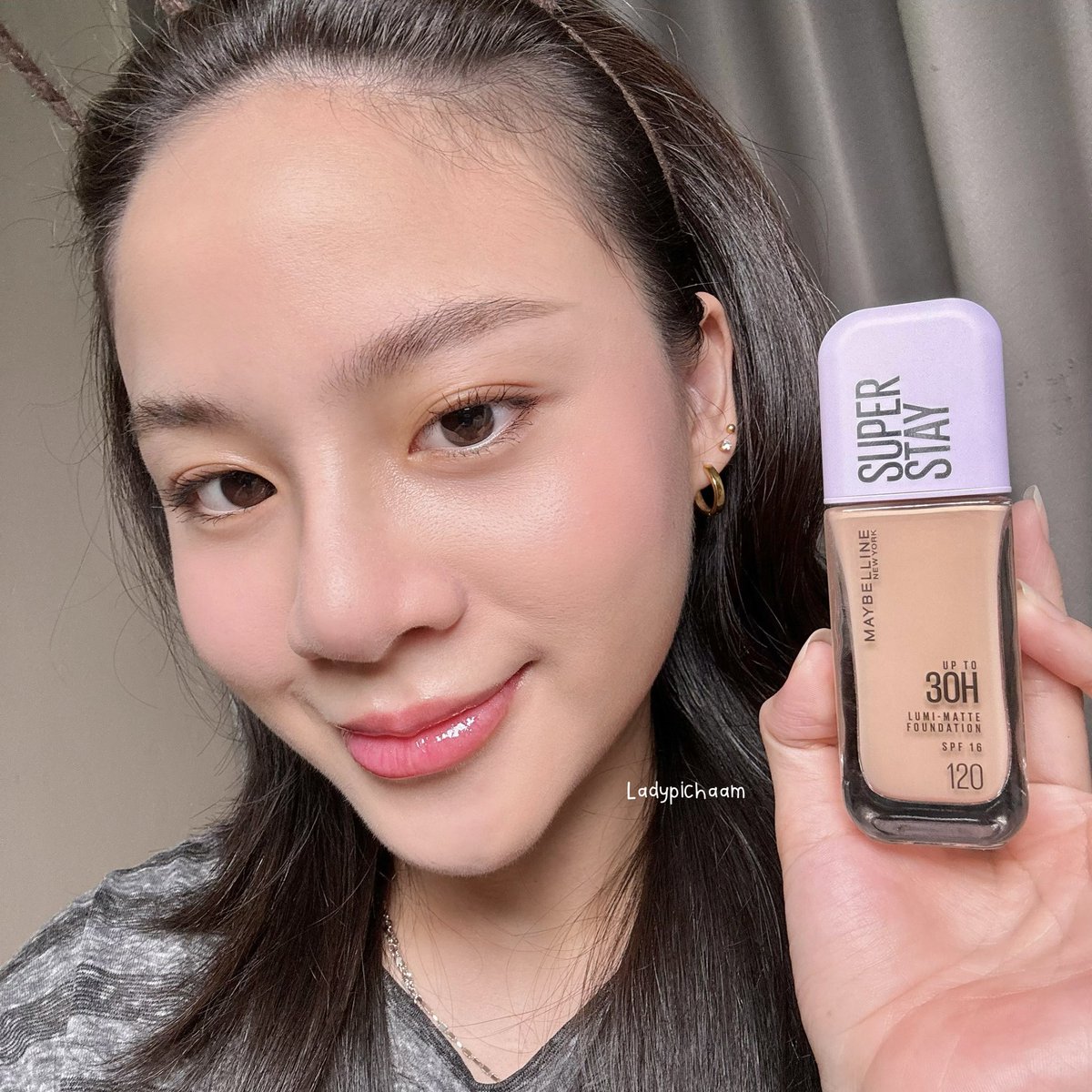 ladypichaam's tweet photo. เป็นเนื้อรองพื้นที่ดีเกินคาด นี่ชอบรุ่นนี้ที่สุดเลยตั้งแต่ใช้ของ Maybelline มา Lumi Matte #รองพื้นแมทล้อแสง ขนาดถ่ายแสงในห้องยังมีความเล่นแสงนิดๆถ้าออกแดดน่าจะฉ่ำเลย แสงไหนผิวก็สวยแน่นอน เนื้อบางเบามากๆๆ ซึ่งไม่น่าเชื่อว่าปกปิดเริส ถ้าเป็นรอยไม่ชัดมาก ไม่จำเป็นต้องลงคอนซีลเลอร์เลย รองพื้นชั้นเดียวเอาอยู่ กันน้ำ กันเหงื่อ ผิวเนียนกริบ ล็อคผิวยาวๆ 30 ชั่วโมง มันคือเริส