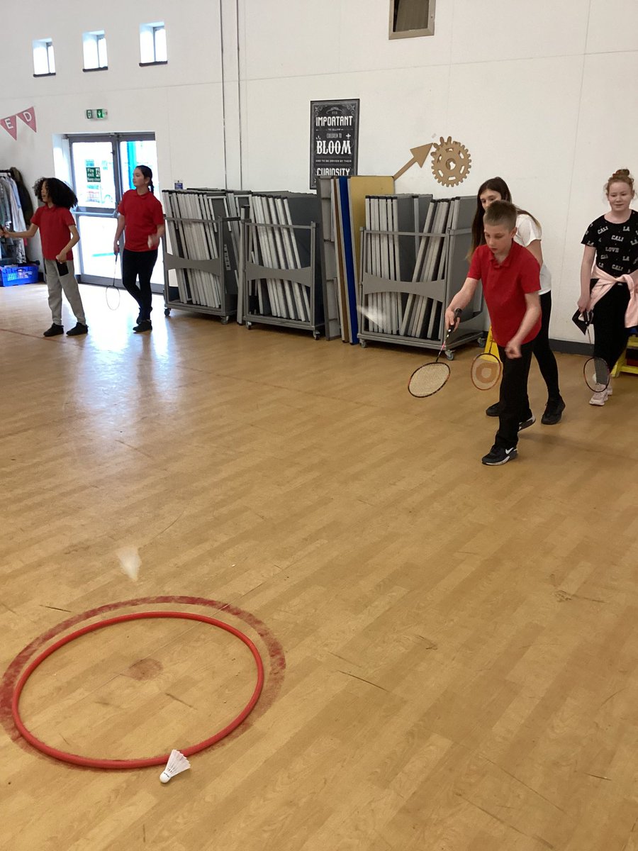 MissBeeYear6's tweet photo. Year 6 worked on perfecting their aim in badminton yesterday. 🏸 https://t.co/Cu2S6RYnEJ