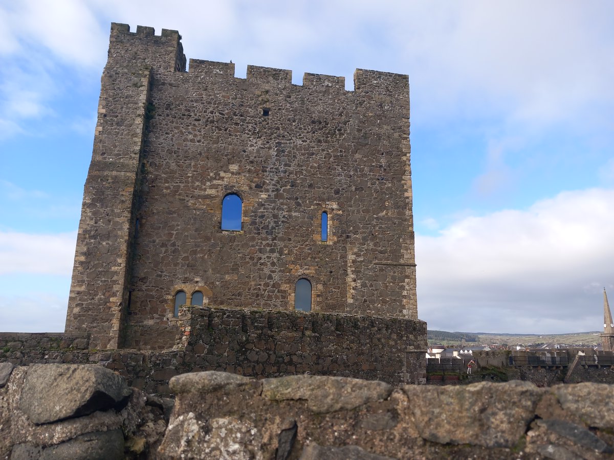 Nomination for #AdoorableThursday this week is a literal door. No fancy doorcases to distract us here!

This door adorns #Carrickfergus #Castle and was made by the talented craftspeople at @loveheritageNI works depot.

The timber, the ironmongery & the craftsmanship🥰
❤️🚪