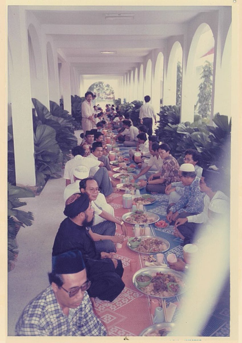 Back in the old days, there was something special about gathering around the nostalgic iftar spread at the mosque, sharing meals served in communal trays, and embracing the warmth of togetherness. Dear otais, any experience of sharing to share?