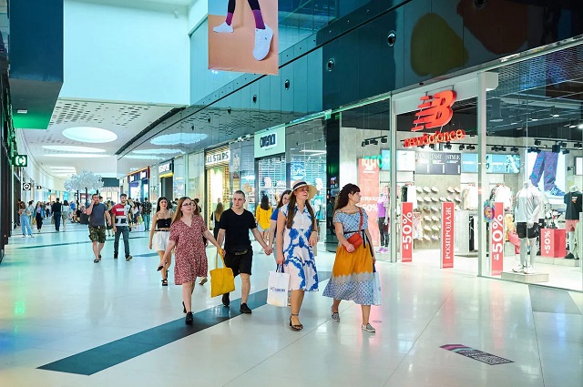 theUBN's tweet photo. #ConsumerActivity in #Ukraine is recovering to pre-war levels. According to Deloitte research, purchases of electronics and household appliances, along with clothing and footwear, increased by 25% and 14% respectively compared to 2022. https://t.co/yVagfno6RP