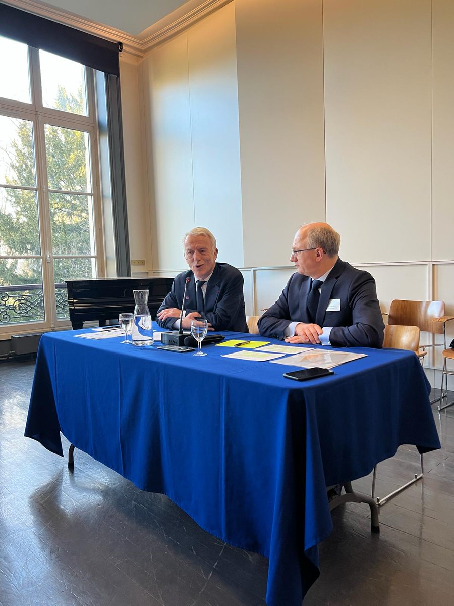 Aux <a href="/REALITES_du_DS/">Réalités du dialogue social</a>. Face à un débat public passionnel, le dialogue social est plus que jamais essentiel. A ce titre le <a href="/medef/">Mouvement des Entreprises de France</a> est engagé, dans un esprit de responsabilité, pour une relation de confiance, loyale et exigeante, entre l’Etat et les partenaires sociaux !