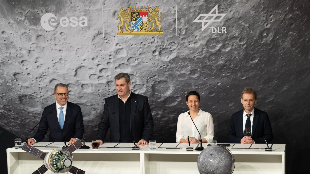 .@DLR_SpaceAgency has a key space role in Germany, in Europe, and internationally. @ESA is determined to represent Europe's space ambitions and to strengthen its presence in its Member States, and this signature shows just that. I was very proud to have stood beside