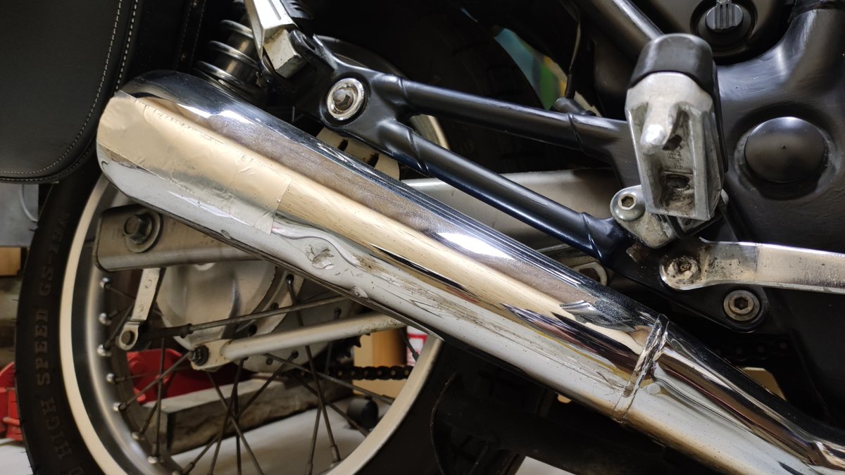 LIXIL_SRV's tweet photo. エレメントカバーがズタボロになってしまったので、探したらたまたま未使用品があり落札。
前よりもピカピカに…
マフラーは、、、純正が好きなのでこのまま乗る😌 https://t.co/7uGb65sVyd