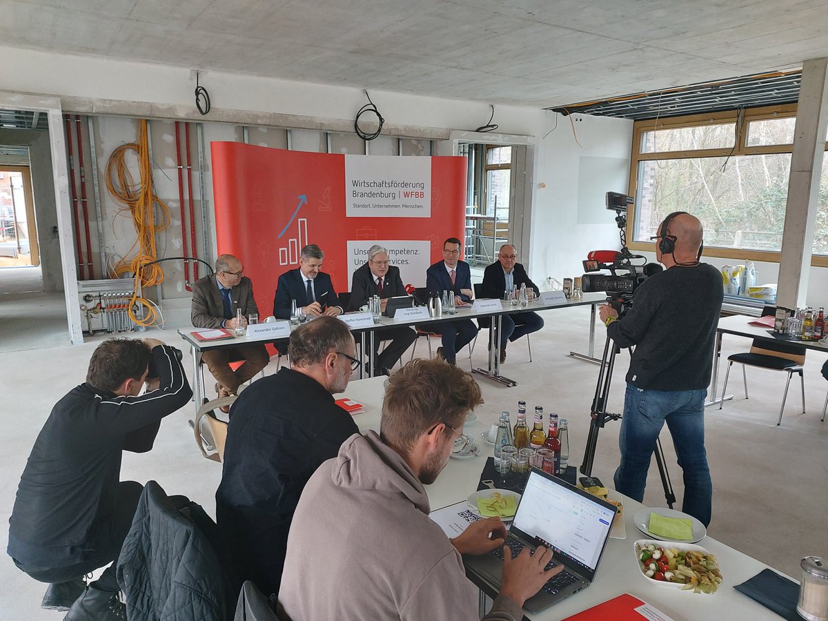 WFBBrandenburg's tweet image. Unsere #Bilanz 2023: 5.700 neue #Arbeitsplätze, ein #Rekord#Investitionsvolumen von 2,5 Mrd €, Rekord bei der Begleitung von 784 Unternehmen und Kommunen durch die #Energieagentur. Schwerpunkte bei der Ansiedlung: Moderne Mobilität und Gesundheitswirtschaft. Mehr im 1. Kommentar