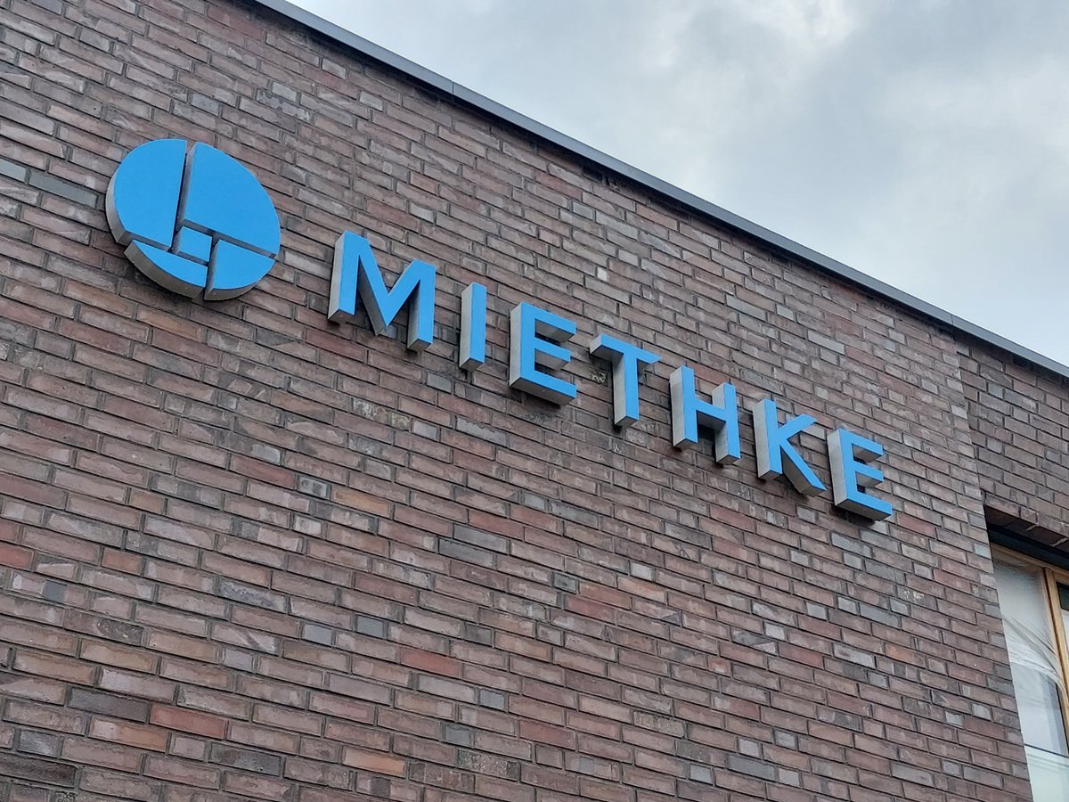 WFBBrandenburg's tweet image. Unsere #Bilanz 2023: 5.700 neue #Arbeitsplätze, ein #Rekord#Investitionsvolumen von 2,5 Mrd €, Rekord bei der Begleitung von 784 Unternehmen und Kommunen durch die #Energieagentur. Schwerpunkte bei der Ansiedlung: Moderne Mobilität und Gesundheitswirtschaft. Mehr im 1. Kommentar