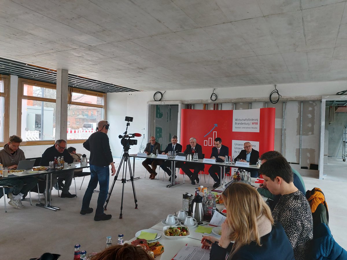 WFBBrandenburg's tweet image. Unsere #Bilanz 2023: 5.700 neue #Arbeitsplätze, ein #Rekord#Investitionsvolumen von 2,5 Mrd €, Rekord bei der Begleitung von 784 Unternehmen und Kommunen durch die #Energieagentur. Schwerpunkte bei der Ansiedlung: Moderne Mobilität und Gesundheitswirtschaft. Mehr im 1. Kommentar