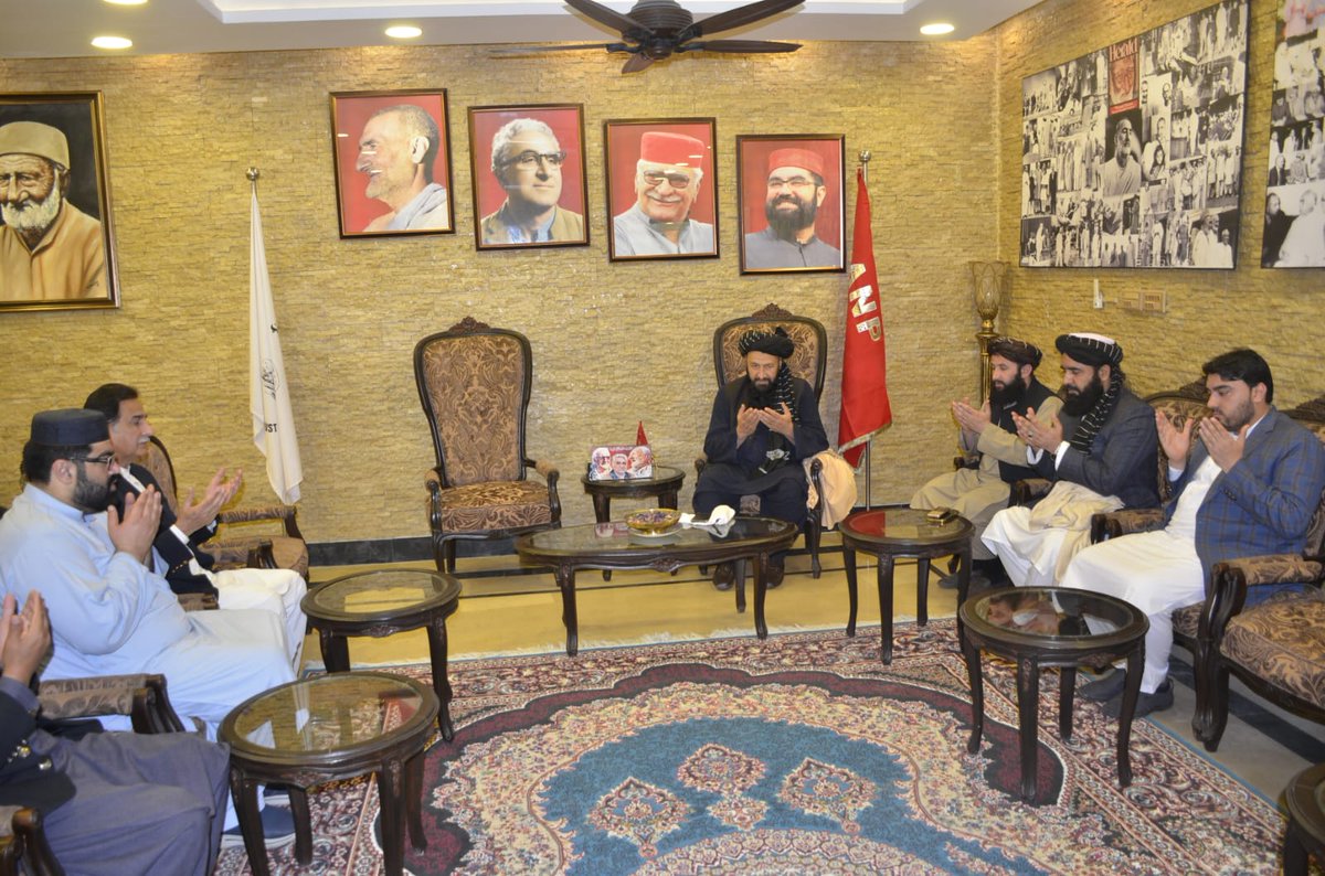 ANPMarkaz's tweet photo. صدر اے این پی پختونخوا ایمل ولی خان سے افغان کونصلیٹ پشاور کے کونسلر جنرل حافظ محب الله اور دیگر ذمہ داران والدہ ماجدہ کی وفات پر تعزیت اور فاتحہ خوانی کررہے ہیں۔ سپیکر قومی اسمبلی سردار ایاز صادق بھی موجود ہیں۔ https://t.co/BuCQFtXcPN