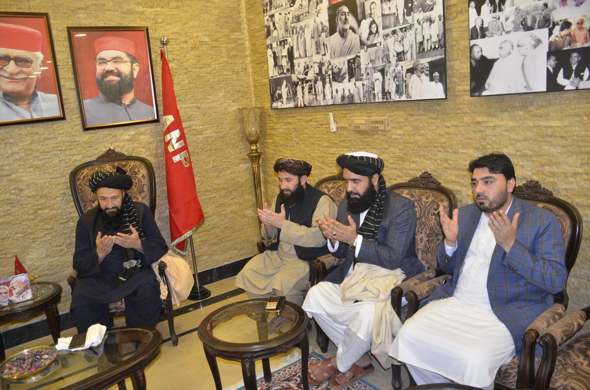 ANPMarkaz's tweet photo. صدر اے این پی پختونخوا ایمل ولی خان سے افغان کونصلیٹ پشاور کے کونسلر جنرل حافظ محب الله اور دیگر ذمہ داران والدہ ماجدہ کی وفات پر تعزیت اور فاتحہ خوانی کررہے ہیں۔ سپیکر قومی اسمبلی سردار ایاز صادق بھی موجود ہیں۔ https://t.co/BuCQFtXcPN
