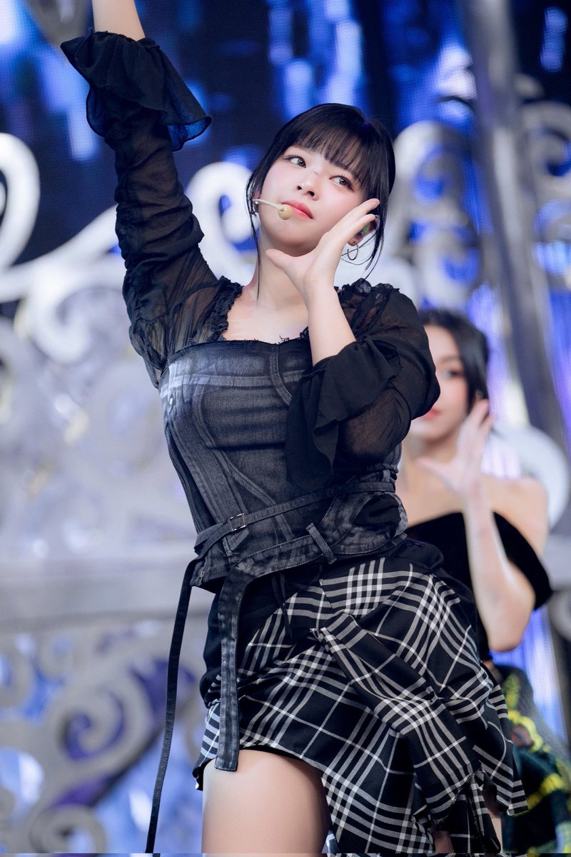 jeongyeonhour's tweet photo. Finally, some HD photos of Jeongyeon in this style from Inkigayo. https://t.co/DTRGXwAe5l