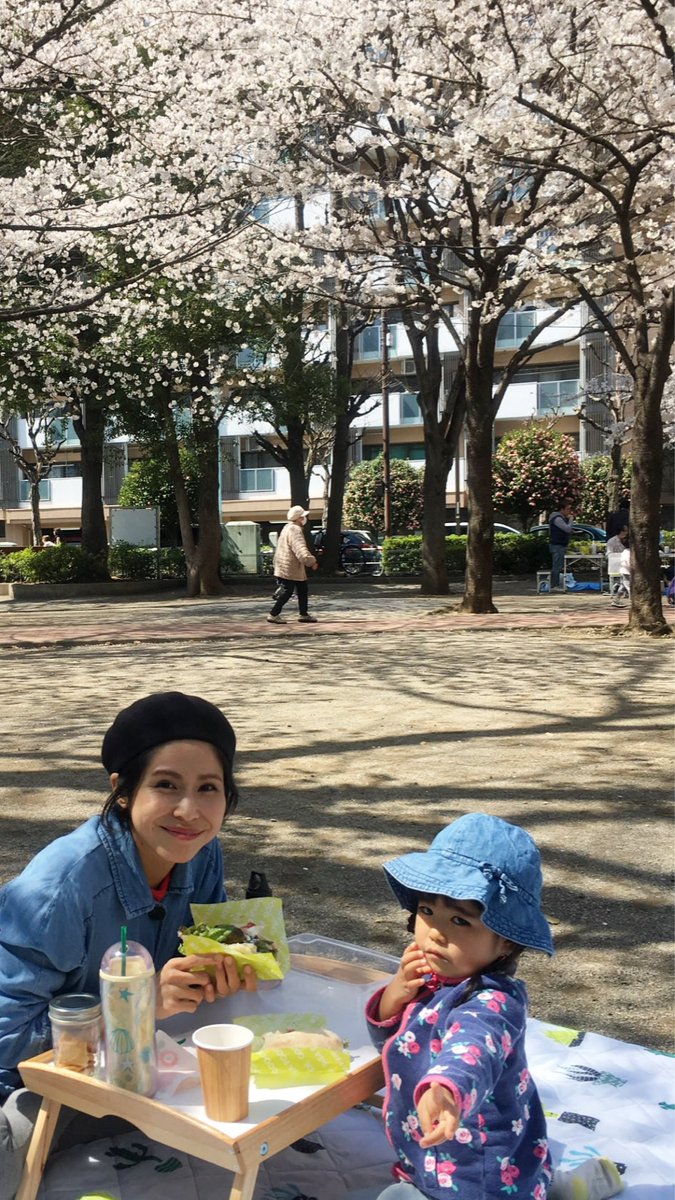 ma_nariko's tweet photo. 「子供は0歳から3歳までに、一生分の親孝行をする」

今日この言葉を知りました。

娘は3歳で亡くなった。
もう二度と抱きしめることが出来ないのは辛い。それでも、愛しい思い出が私を支えてくれている。生きる力をくれる。

来月4月19日で、あの事故から5年。
桜が咲き始めると、また心が重くなると思うけれど、私に出来ることをしていきたい。