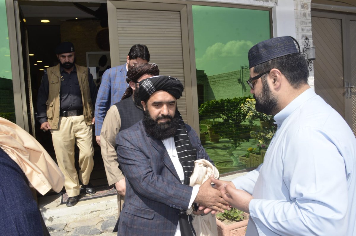 ANPMarkaz's tweet photo. صدر اے این پی پختونخوا ایمل ولی خان سے افغان کونصلیٹ پشاور کے کونسلر جنرل حافظ محب الله اور دیگر ذمہ داران والدہ ماجدہ کی وفات پر تعزیت اور فاتحہ خوانی کررہے ہیں۔ سپیکر قومی اسمبلی سردار ایاز صادق بھی موجود ہیں۔ https://t.co/BuCQFtXcPN