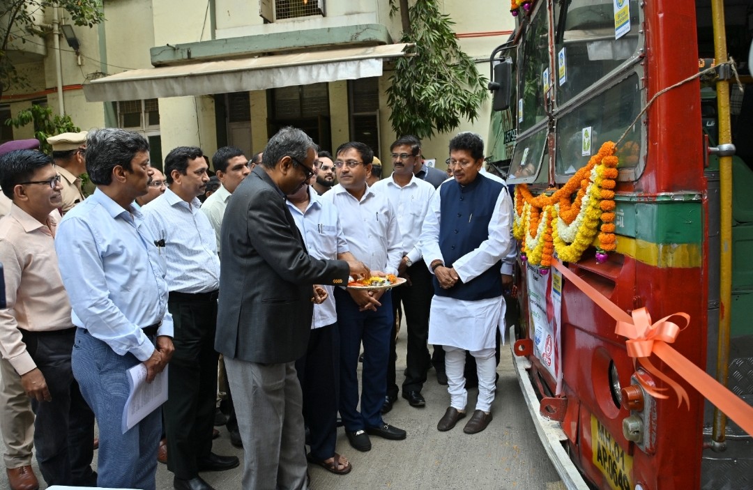 BPCLimited's tweet image. We’re proud to announce the successful implementation of air purifier units on 100 BEST buses in the Mumbai Metropolitan Region (MMR) in collaboration with the Maharashtra Pollution Control Board (MPCB) and M/s APRO Greentech, marking a significant milestone in the journey.