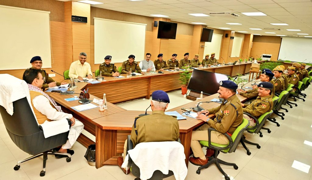 पेपर लीक व गड़बड़ियां हर भर्ती व हर सरकार में हुई हालांकि SOG को निर्देश दिए गए हैं कि जो भी नौकरी फर्जी तरीके से लगा है उनको पकड़ कर निकालों।

अब देखा जायेगा कितने पकड़े जायेंगे या हवाबाजी हो जायेगी।