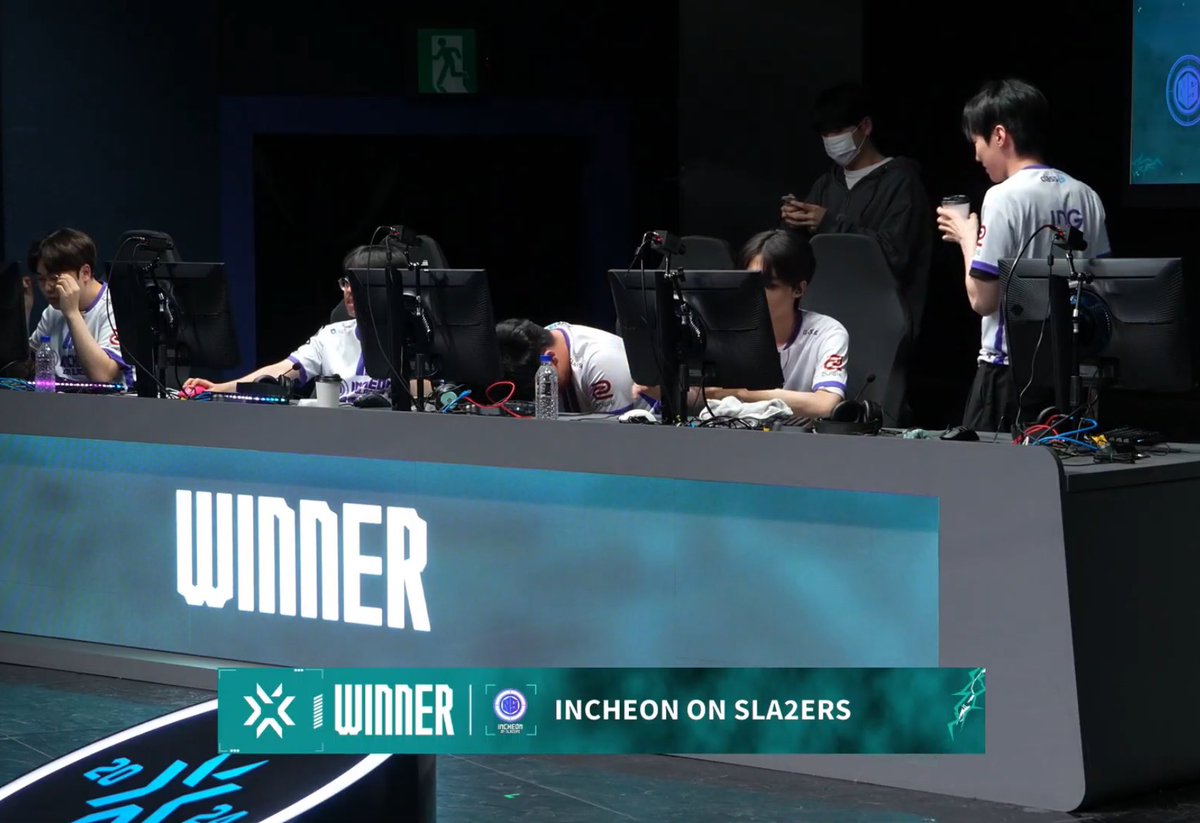 emptyVlrt's tweet photo. vs @MARU_GAMINGkr 2-1 win gg #ONSWIN
첫 승 기록했습니다. 내일 DK전이기고
플레이오프 가능성 높여보겠습니다.
멘탈 놓지않고 포기하지않았던 형들, 감독님 사랑하고 늘 감사합니다. https://t.co/2tAov9QE5h