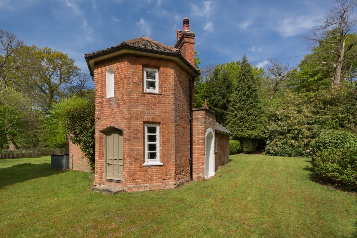 Heading east for today’s #HistoryHoliday and the aptly named Mustard Pot Cottage which sits amongst the woodlands of the Felbrigg estate. This gate lodge dates to the 1830s and features intriguing octagonal shaped rooms. nationaltrust.org.uk/holidays/norfo… ©National Trust Images/Mike Henton