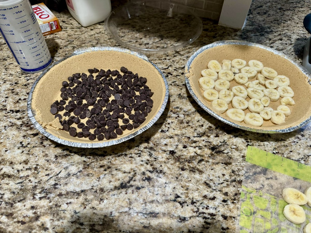 suitedinsomer's tweet photo. How I spent my evening. No, I’m not getting ready for a Gunge/food play session, I’m getting ready for National Pi Day. Chocolate banana and Banana Chocolate pies. 
Hope your day is as Super Sweet as mine will be!! #NationalPiDay #pi #pie #howipamperedchef https://t.co/iYpGWitxv3