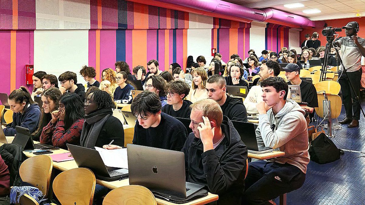 De retour hier soir devant 
un amphithéâtre et des étudiants
pour parler d’engagement en politique 
et faire un retour sur mes 10 années 
déjà d’expérience de la vie publique…

Merci aux étudiants de l’@ileri_edu 
de leur attention et de leurs questions!