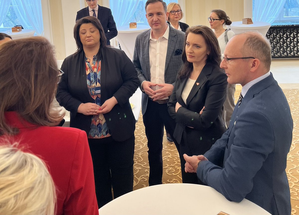 BSowier's tweet photo. Kolejna odsłona #dialogu rządu z przedsiębiorcami. Dzisiaj z ministrą @OklaDrewnowicz z @SeniorzyKPRM i ministrem @PawelOlszewski z @CYFRA_GOV_PL dyskutujemy o wykluczeniu cyfrowym seniorów. Partnerstwo rządu i biznesu w działaniach może przynieść świetne efekty❗️ https://t.co/5QaDIJCWbd