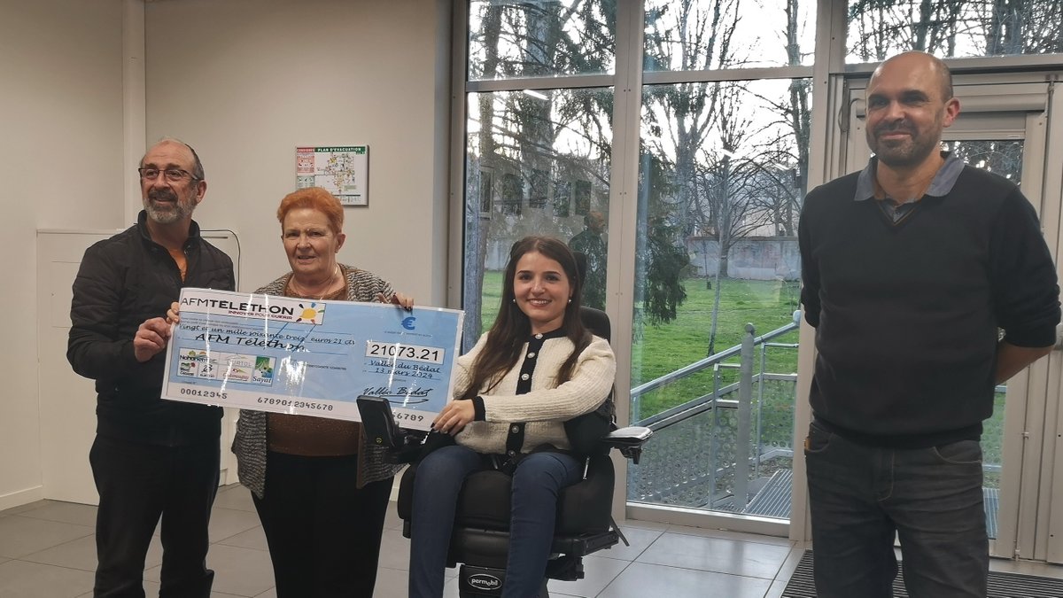 CebazatOfficiel's tweet photo. Un chèque de 21 073 € a été remis à l'AFM-Téléthon, provenant des collectes solidaires organisées dans les communes de la Vallée du Bédat. Une initiative qui a du sens puisque Justine Ribeiro, marraine du Téléthon commence un nouveau traitement pour son amyotrophie spinale. https://t.co/HmfrL571UO