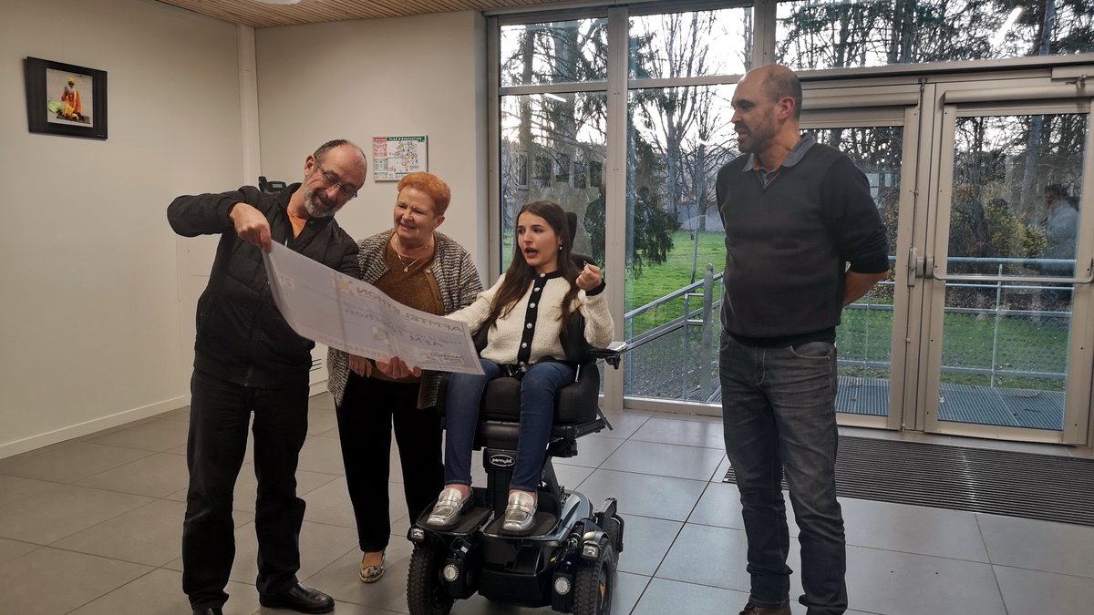 CebazatOfficiel's tweet photo. Un chèque de 21 073 € a été remis à l'AFM-Téléthon, provenant des collectes solidaires organisées dans les communes de la Vallée du Bédat. Une initiative qui a du sens puisque Justine Ribeiro, marraine du Téléthon commence un nouveau traitement pour son amyotrophie spinale. https://t.co/HmfrL571UO