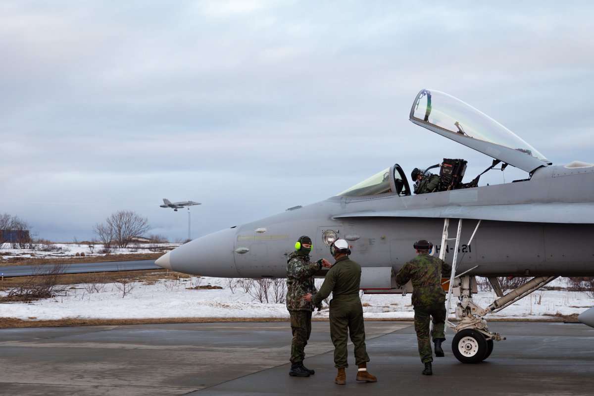 #NordicResponse24-harjoituksessa 🇳🇴 Andøyaan tukeutuu sekä 🇫🇮 että 🇺🇸 @USMC F/A-18 Hornet -hävittäjiä. Mekaanikot ovat tehneet hävittäjien käyttöhuoltoa yhdessä ja harjoitelleet Hornetin kuumatankkausta maassa suoraan KC-130-koneesta. #ilmavoimat #SteadfastDefender24 #WeAreNATO