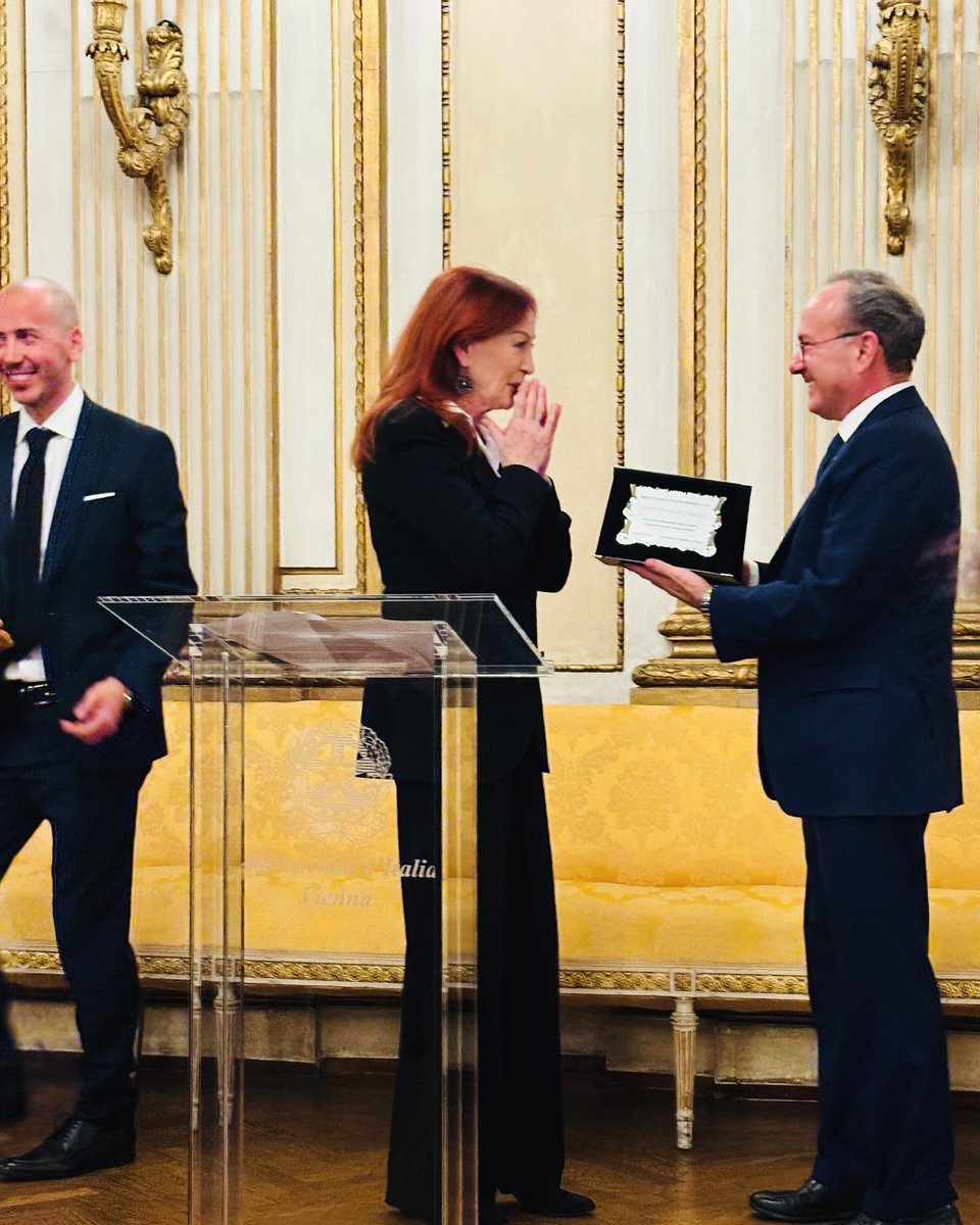 LidiaMusic3's tweet photo. É stato un vero piacere partecipare all’evento che ha visto Andrea Jonasson, grande attrice di teatro e vedova del Maestro Giorgio Strehler, ricevere a Palazzo Metternich il Premio Nazionale Difesa Consumatori Made in Italy 2024 @ItalyinAustria https://t.co/pHUptH3oiv
