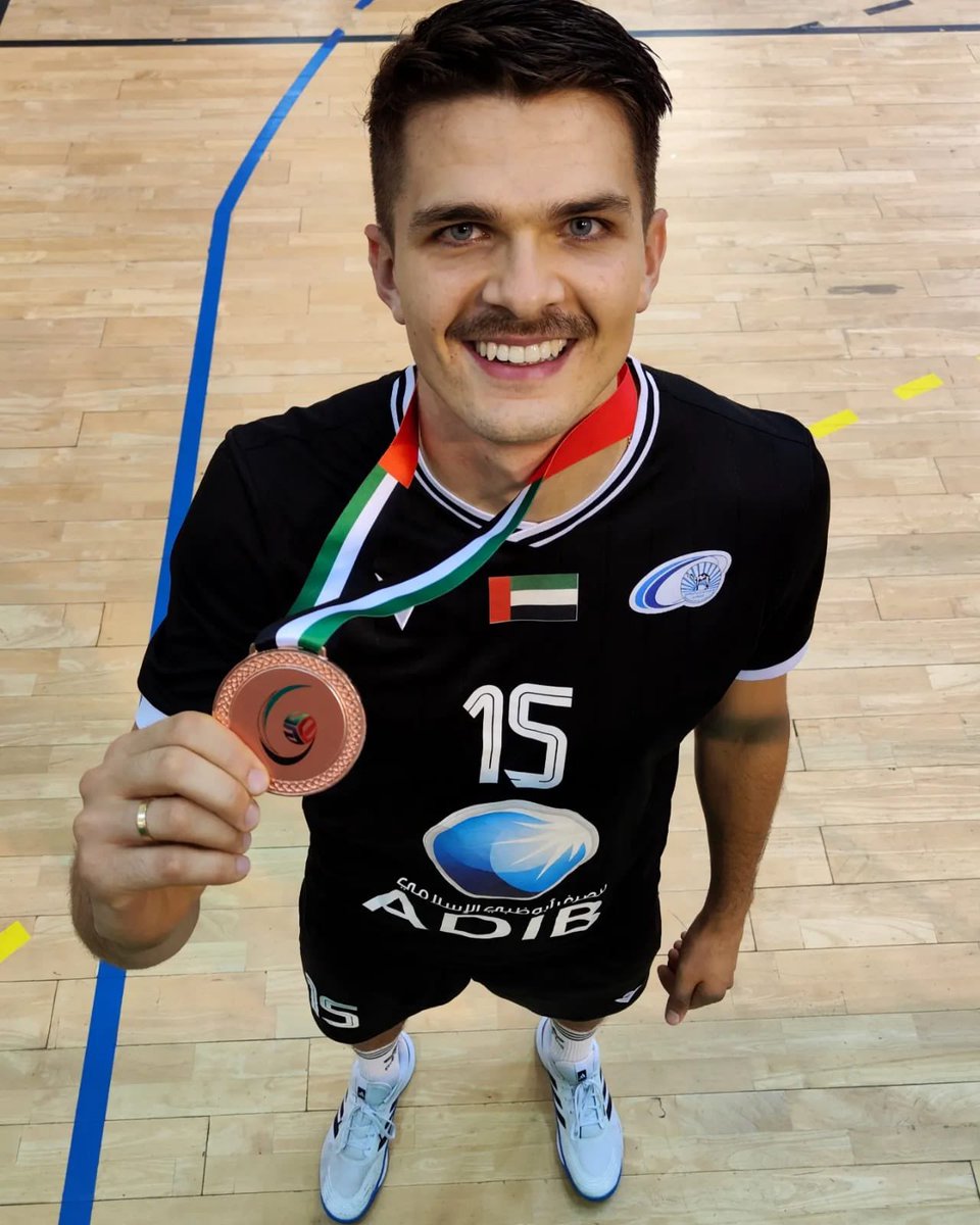 bravevolley's tweet photo. Nikodem Wolański dorzuca kolejny medal do kolekcji! 🥉
Nasz rozgrywający razem z drużyną Baniyasik wygrał dwumecz z Shabab Al Ahli Dubai i uplasował się na 3 miejscu Ligii Emirackiej! 🔥
#teamBV https://t.co/ewNoy8qKtF