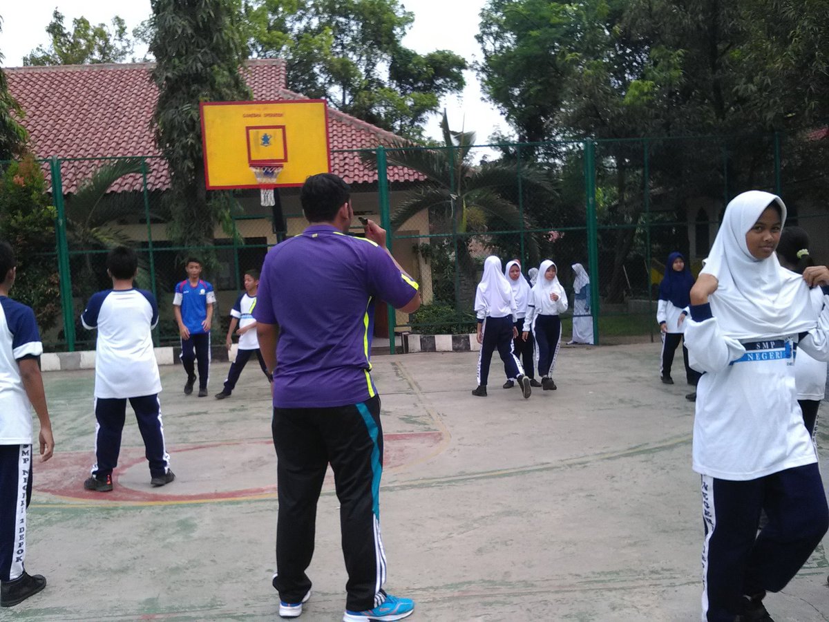 CircleKerul's tweet photo. Padahal ada yang lebih cocok jadi guru olahraga https://t.co/Ly0jaPp7JY
