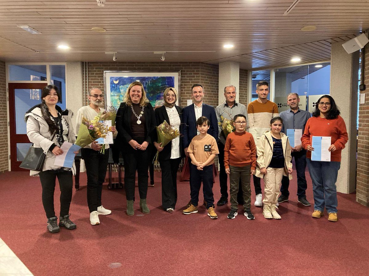AstridHeijstee's tweet photo. Een paar keer per jaar is de feestelijke naturalisatieceremonie. Inwoners uit Kaag en Braassem, afkomstig vanuit de hele wereld, gaan het Nederlanderschap aan. Het zijn bijzondere momenten. Dit keer ontving ik, vanuit dankbaarheid, een mooi en ontroerend gedicht van een inwoner. https://t.co/XZBZysE1pd