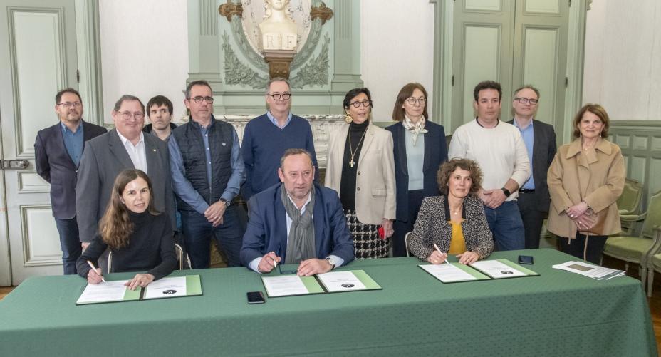 MairieDeVannes's tweet image. Le Maire #DavidRobo, la Capeb 56 et la féd. française du bâtiment, ont signé la charte “Chantiers du bâtiment” à l&apos;HdV de #Vannes. 🤝

Elle vise une meilleure cohabitation entre les chantiers, l&apos;activité commerciale et les usagers du centre-ville. 🚧

👉 urlz.fr/pSDn