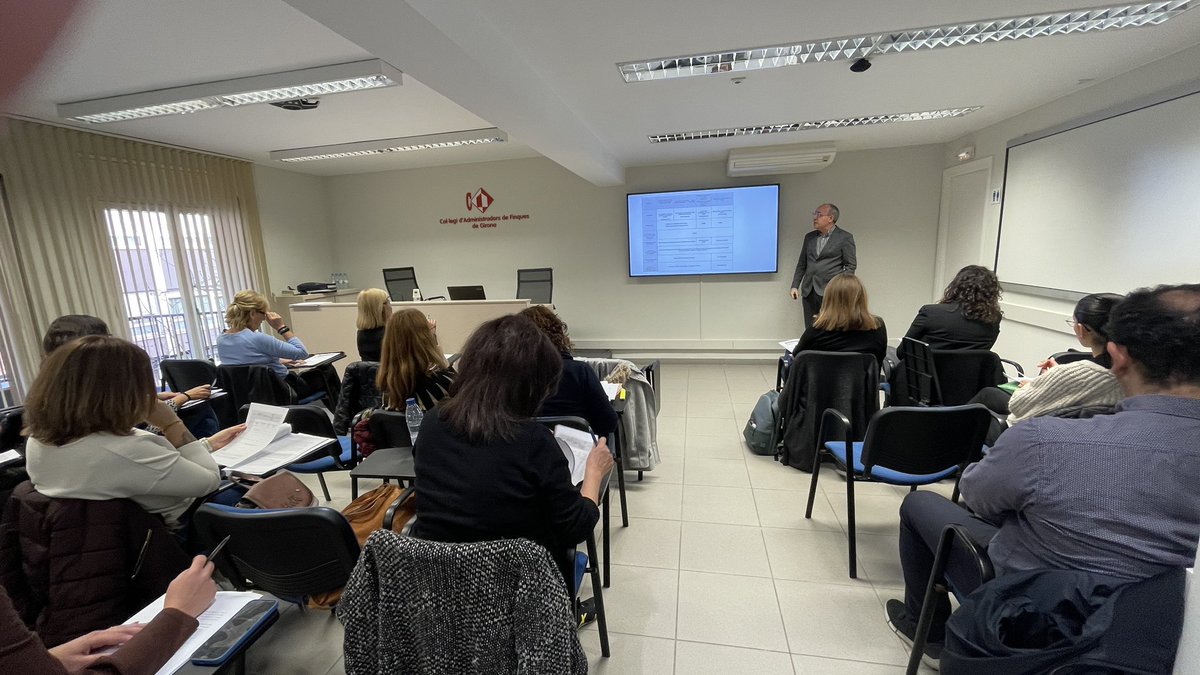 cafgirona's tweet photo. 🎓 Segona sessió del Curs de perfeccionament i especialització per a #AAFF i personal dels seus despatxos, avui amb l’advocat i secretari del #CAFGi, @jcomasvila, per parlar de la durada del contracte d’arrendament d’habitatge i les seves pròrrogues. https://t.co/5WwbR6oW3Y